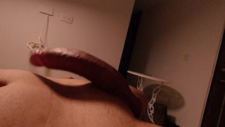 Colombiano se hace una rica paja en su cama con vista a la ciudad hasta venirse.