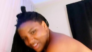 Morena caliente moviendo su gran culo y tocando su coño