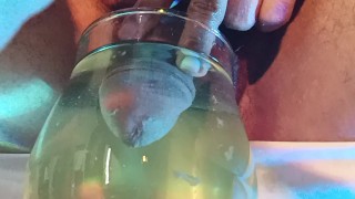 Me orino y me corro dentro de un vaso de cristal con agua