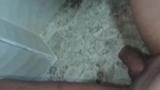 Mucha orina encima de los dos