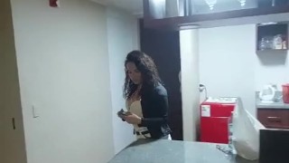 Espiando a la vecina de buenas nalgas