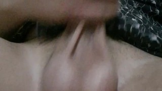 Me masturbo para mostrarles mi gran verga blanca. Bolas colgando