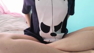 Ang aking mabalahibong puki ay basang-basa at nagsisimulang tumibok sa labis na kasiyahan at pagkasu