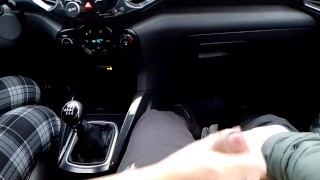 MY STEPMOM GIVES ME A HANDJOB IN THE CAR IN THE PARKING LOT UNTIL I COME COMPLETE VIDEO UVIU 👀👀👀