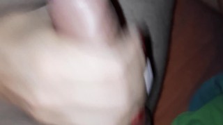 Masturbo la pija hasta desparramar toda la leche en mi conchita