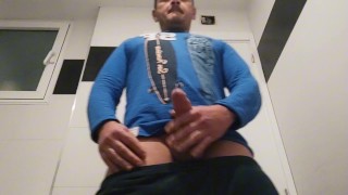 Hetero cachondo se saca toda la leche
