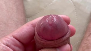 Трусь о диван и обильно кончаю, вид сзади😏