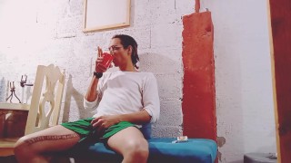 Raba Erre observa los aretes de su verga y eyacula ante un ojo espía