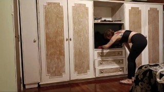 La mucama sin escrupulos encuentra los juguetes de su jefa