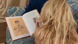 MOGLIE ESIBIZIONISTA si fa scopare duramente A PECORINA sul divano - DIALOGHI ITALIANO Miele Blanco