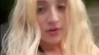 HERMOSA CHICA RUBIA CHUPANDO VERGA EN LA CALLE EN PUBLICO