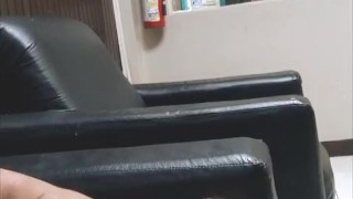 Sacándome leche en él trabajo sin que me vea mi jefe