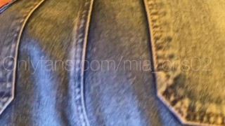 Modelo colombiana hace un desastre sus jeans y folla su coño desesperadamente hasta hacer squirts💦