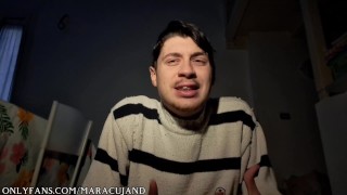 ragazzo arrapato mette in mostra i piedi segando il suo cazzo duro eiaculando sul pavimento