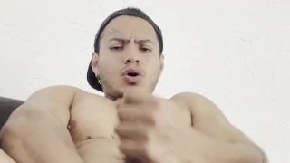 Macho morboso se pajea después de trabajar