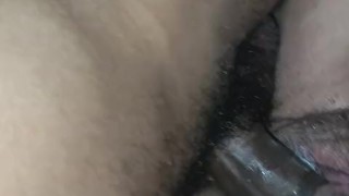 Mi vecino viene hacerme compañía mientras mi marido trabaja y acaba llenándome el coño de semen..