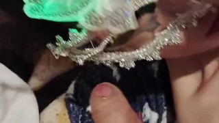 Pareja amateur probando cosas nuevas