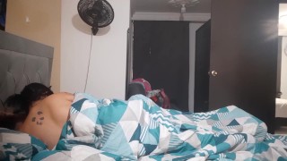 I masturbate next to my stepbrother's bed, fucks my pussy
