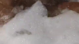 QUE DICES SI ME LO METES DENTRO DEL Jacuzzi