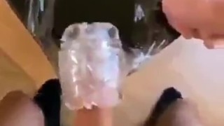 Probando este juguete sexual