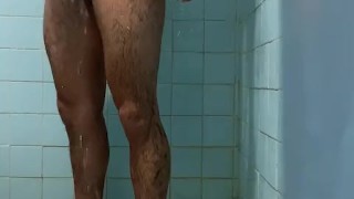 Me estoy bañando pero no puedo resistir las ganas de masturbarme