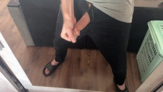 Парень с большим членом дрочит в джинсах