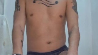 Twink bastante caliente juega con un pene de 19cm