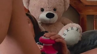 Joven hermosa se masturba en su cuarto