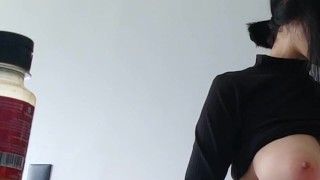 Comendo hamburguer gostoso