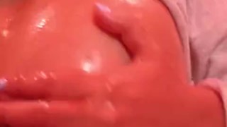 Aceite caliente y mis grandes tetas