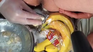 アナルにパンとバナナ挿入して排泄