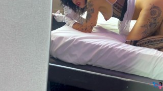 donna delle pulizie italiana entra in nella camera mentre mi masturbo e mi aiuta a sborrare