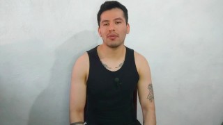 Jovencito twink de 21años le da sexo oral a la vergota de tio de su mejor amiga!