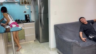 Me follo duro a mi hermanastra mientras limpia la cocina, me le corro en su boca.