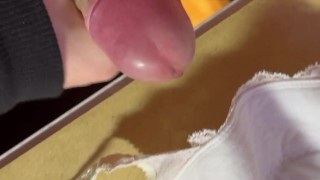 女友達のパンツに射精する