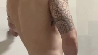 Masturba su enorme polla en las duchas del gimnasio mientras hetero musculoso lo espía