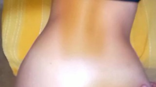 Mi hermosa hermanastra de gran trasero me hace sexo oral; se lo traga todo.