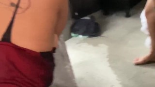 Cerré mi tiendita para atender a este cliente en mi cama