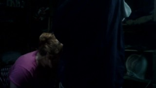 Me chupa el pene en la oscuridad mientras filmo