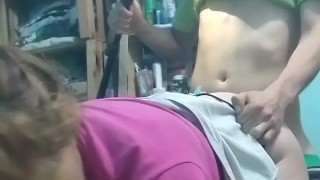 le chupo el culo, cogemos de perrito y filmo con el telefono