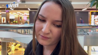 Дерзкая девушка стала покорной сосалкой за айфон