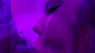 Hermosa colegiala DherlyDoll me hace una deliciosa mamada Deepthroat y sloppy ¡Corrida en su boca!