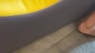 MI VECINA CASADA me PIDE AYUDA y TERMINAMOS COGIENDO EN MI CUARTO