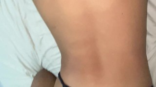 Pareja real hablando sucio mientras follan termina con una corrida dentro de él coño 