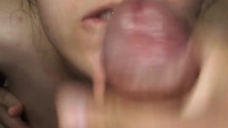 Putita latina haciendo rebotar su gran culo en mi polla dura