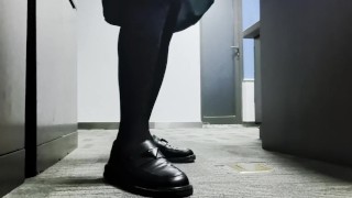 在没人的房间里穿着喜爱的jk制服自慰，很快就射精了~！