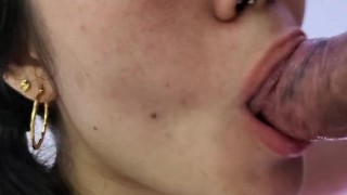 ¡Me puse cachonda así que le di una rica mamada, y me trago toda su leche!