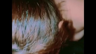 La novia de mi amiga me da una rica mamada mientras escuchamos música