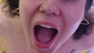 Hago que me de una rica mamada y se traga mi leche mientras estamos solos en casa