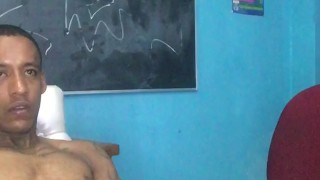 Hombre Negro de Gran Polla Se Masturba viendo Porno